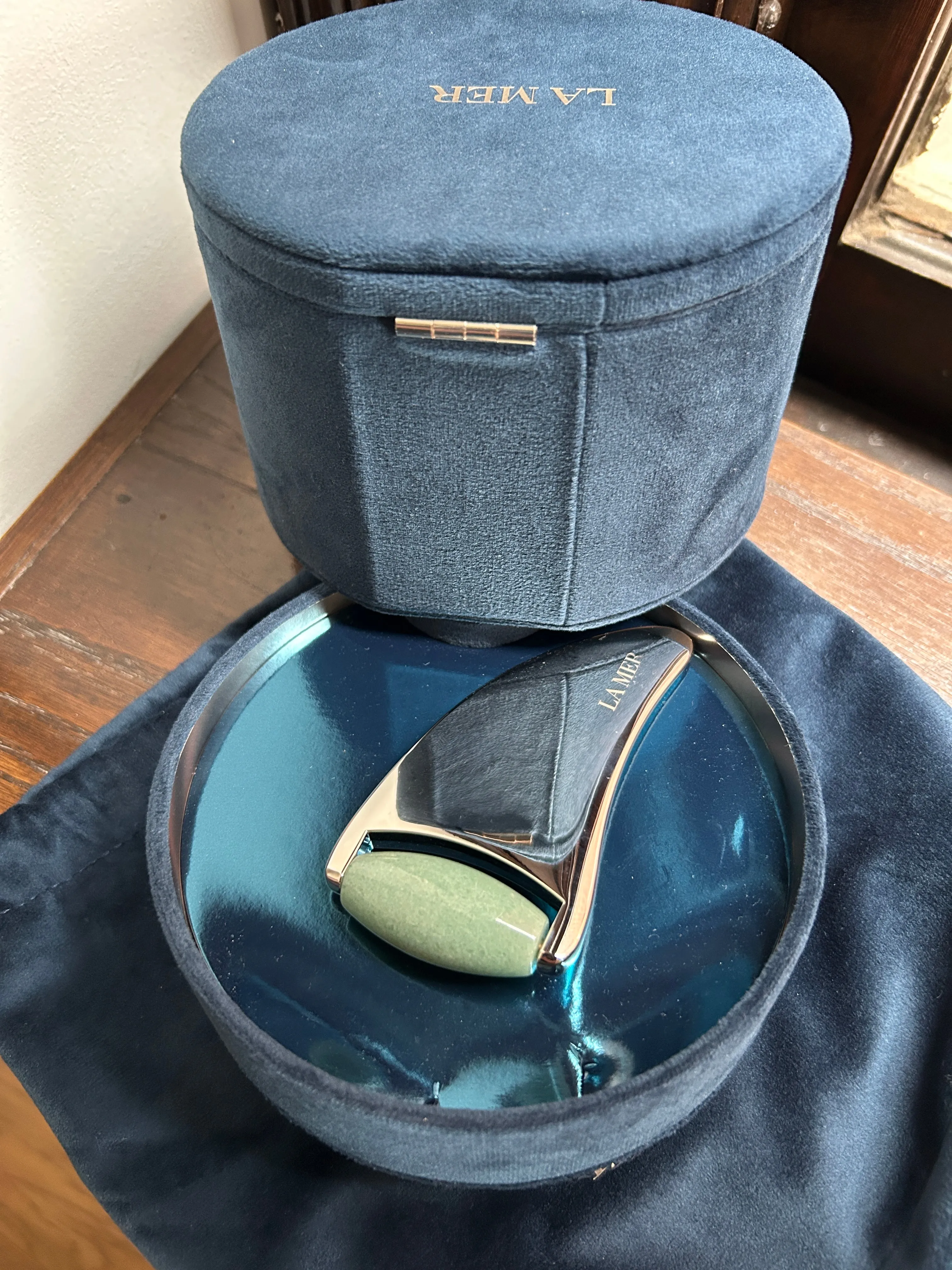 La Mer Rejuvenating night cream coffret with gua sha roller